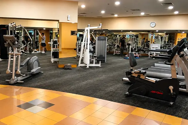 Peralatan olahraga di fitness center Apartemen Pavilion