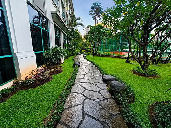 Jalur jogging berpaving dengan taman di Apartemen Pavilion