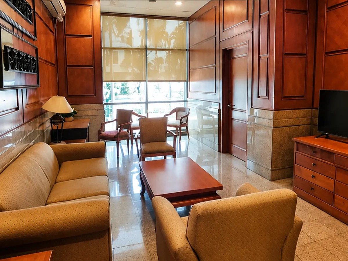 Interior lounge Apartemen Pavilion dengan sofa dan kursi